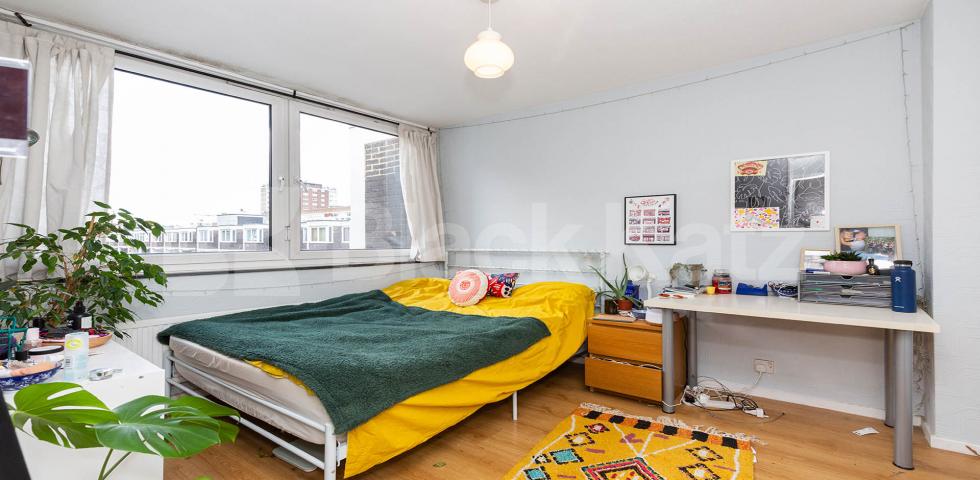 			PERFECT FOR 3 OR 4 SHARERS!, 3 Bedroom, 1 bath, 1 reception Flat			 Banner Street, OLD STREET